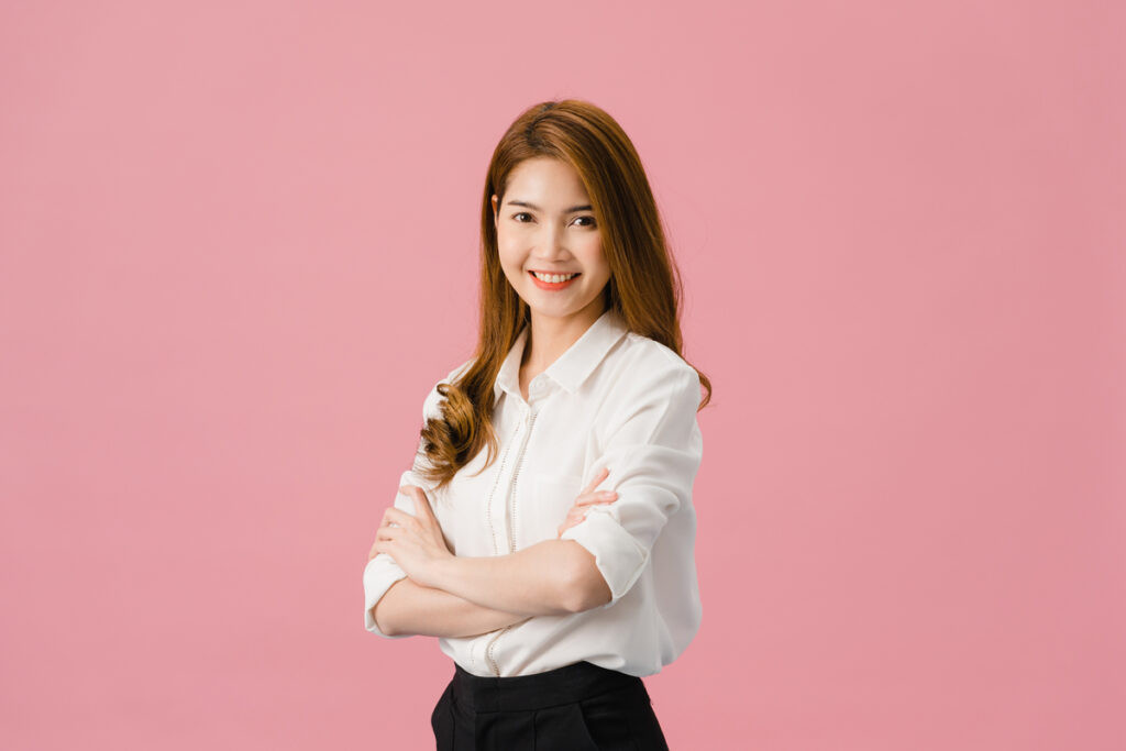 Cô gái châu Á trẻ mỉm cười rạng rỡ