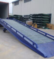 Xe nâng đang di chuyển trên ramp dốc để xếp hàng lên xe tải