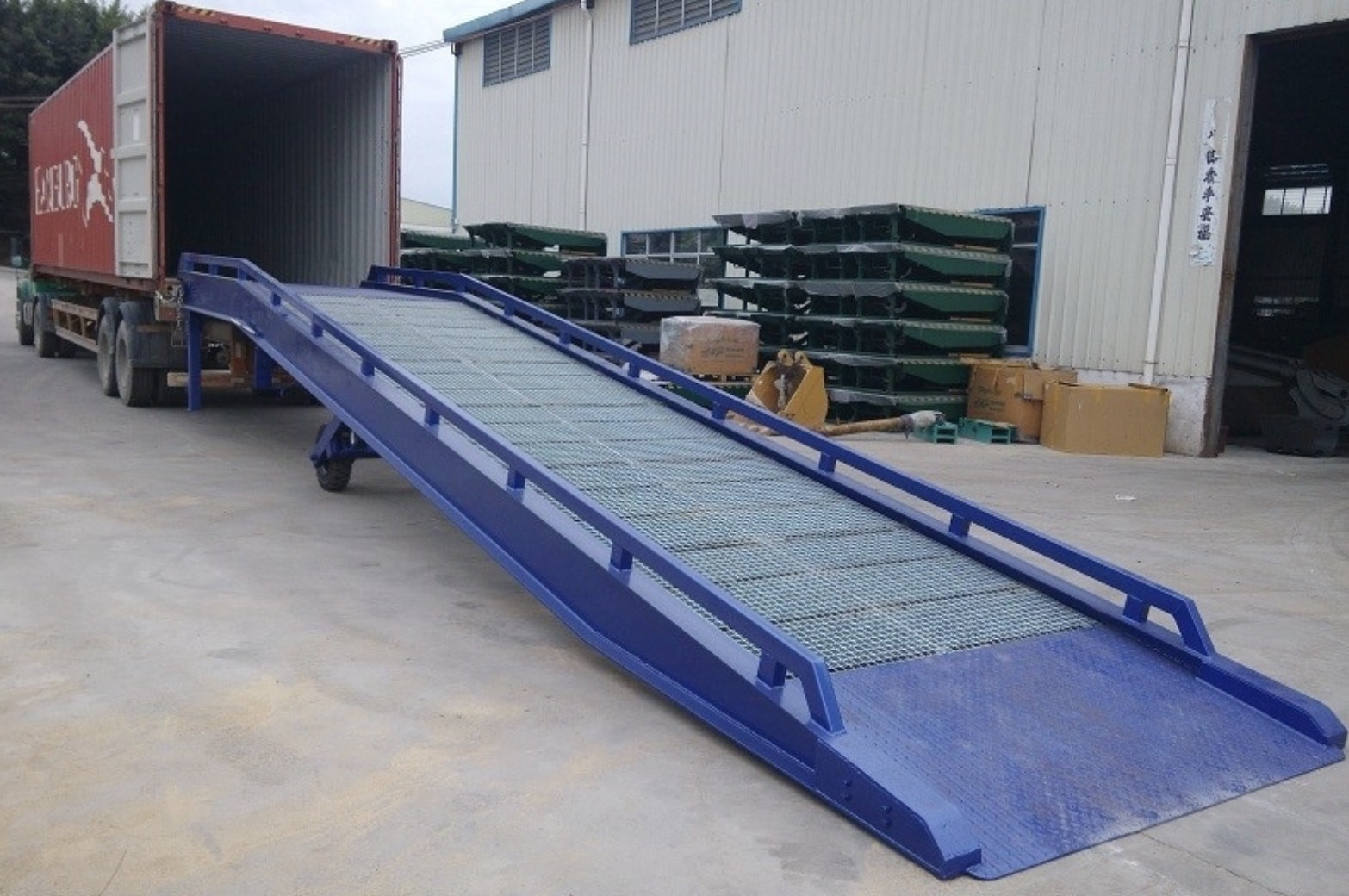 Xe nâng đang di chuyển trên ramp dốc để xếp hàng lên xe tải