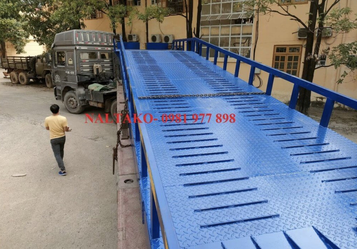 Ramp di động có bánh xe dễ dàng di chuyển