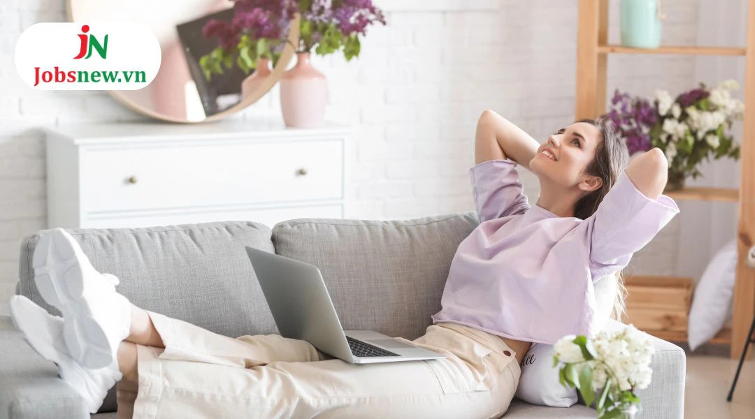 Một người đang thư giãn đọc sách bên tách cà phê, minh họa cho sự thư giãn và tận hưởng khoảnh khắc