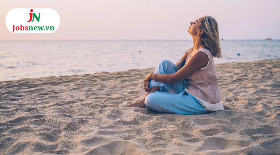 Một người đang tập yoga trong không gian yên tĩnh, thể hiện sự thư giãn và cân bằng
