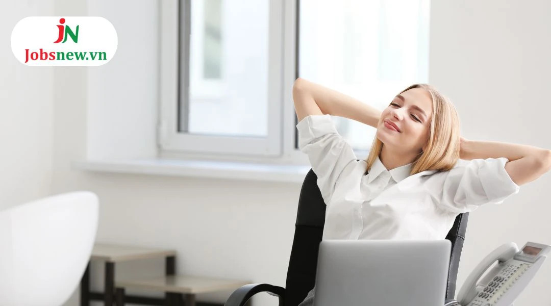 Một người đang thư giãn tại bàn làm việc với cây xanh và ánh sáng tự nhiên
