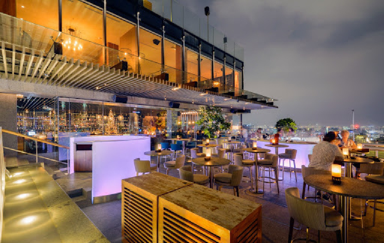 Một quán cà phê rooftop ấm cúng với không gian xanh mát