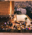 Một quán bar rooftop sang trọng với tầm nhìn tuyệt đẹp về đêm