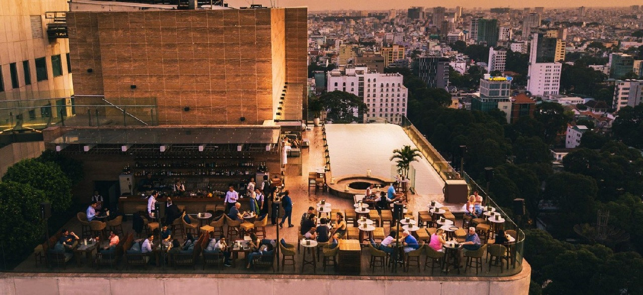 Một quán bar rooftop sang trọng với tầm nhìn tuyệt đẹp về đêm