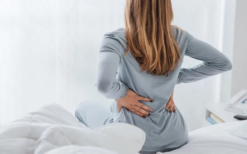 Không nên đấm lưng khi bị đau mỏi trong ngày rụng dâu: Hình ảnh minh họa tư thế đấm lưng sai cách
