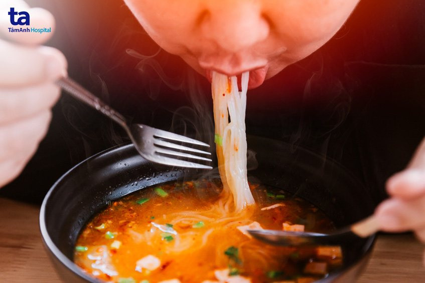 Sa búi trĩ nên kiêng ăn gì