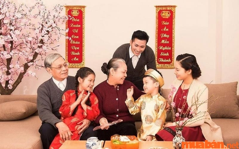 Hình ảnh người lớn tuổi khỏe mạnh, vui vẻ bên con cháu, liên quan đến ảnh hưởng tốt của sao Thiên Tướng đến cung Phụ Mẫu
