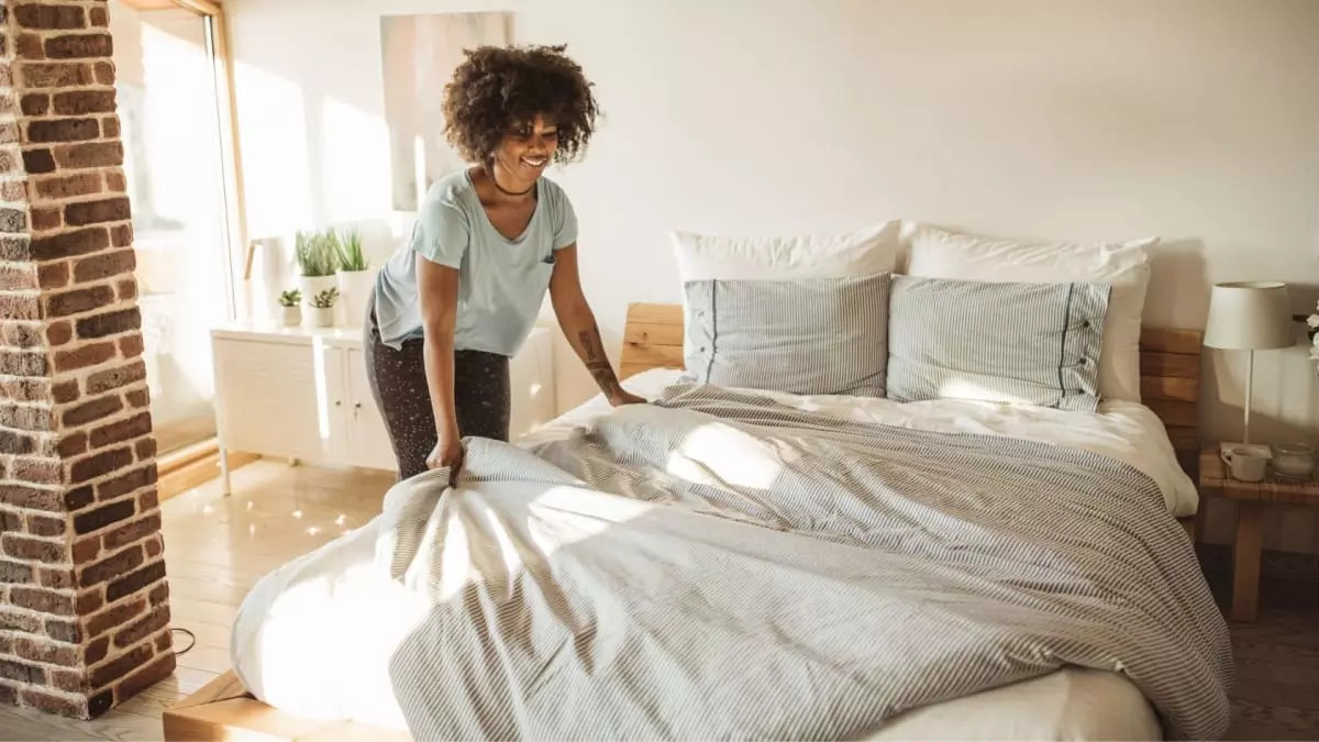 Sắp xếp lại chăn ga giường để tạo không gian thư giãn