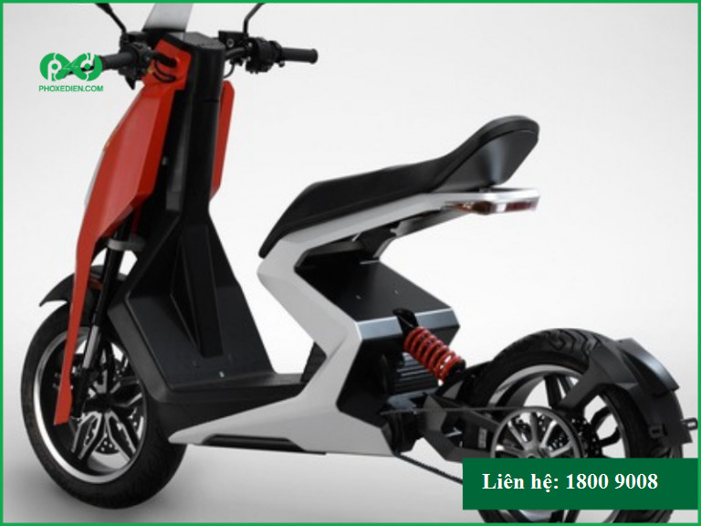 Scooter với thiết kế sàn để chân rộng rãi