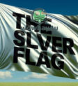 Một người đàn ông đang suy tư, tượng trưng cho việc suy nghĩ về các dấu hiệu của Silver Flag