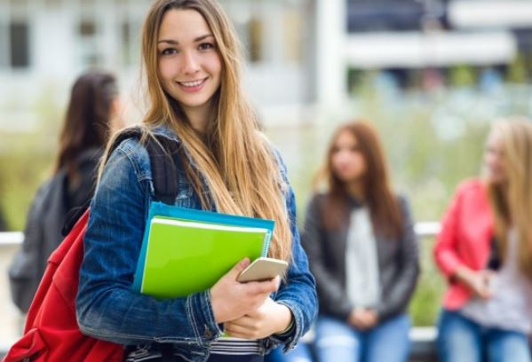Sinh viên chăm chỉ học tiếng anh