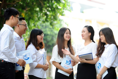 Sinh viên thảo luận nhóm trong lớp học