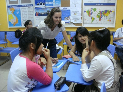 Nhân viên phục vụ nhà hàng giao tiếp với khách hàng nước ngoài