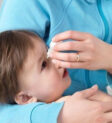 Nước muối sinh lý có tác dụng làm sạch bụi bẩn và dị vật khỏi mắt, giúp mắt khỏe mạnh hơn.