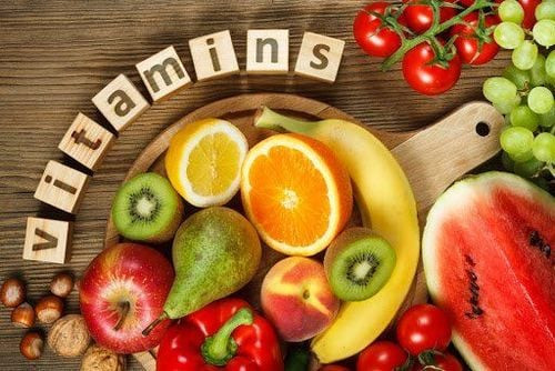 Hình ảnh minh họa các yếu tố ảnh hưởng đến chỉ số đường huyết, bao gồm cách chế biến, độ chín và kết hợp thực phẩm.