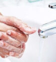 Người bị OCD thường xuyên rửa tay để giảm bớt nỗi ám ảnh về vi khuẩn, đây là một biểu hiện phổ biến của hội chứng này.