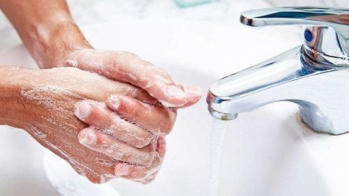 Người bị OCD thường xuyên rửa tay để giảm bớt nỗi ám ảnh về vi khuẩn, đây là một biểu hiện phổ biến của hội chứng này.