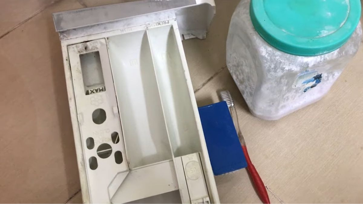Cách vệ sinh ngăn chứa Softener đúng cách2