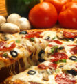 Hình ảnh pizza, một món ăn quốc tế phổ biến, với topping đa dạng và hấp dẫn