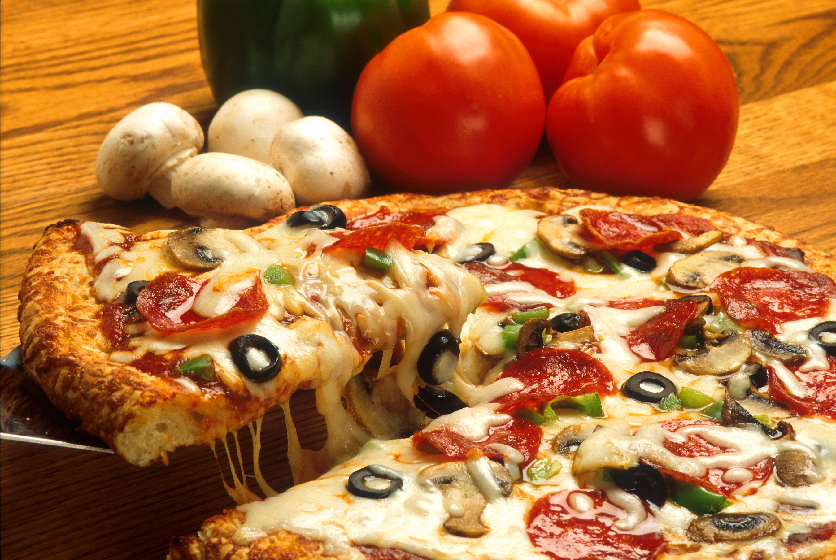 Hình ảnh pizza, một món ăn quốc tế phổ biến, với topping đa dạng và hấp dẫn