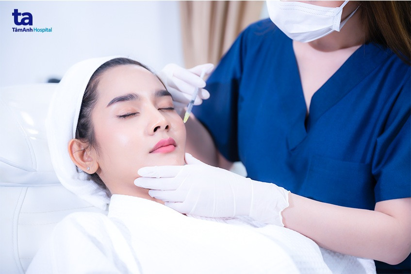 Tiêm Botox là gì? Ứng dụng trong thẩm mỹ và y tế