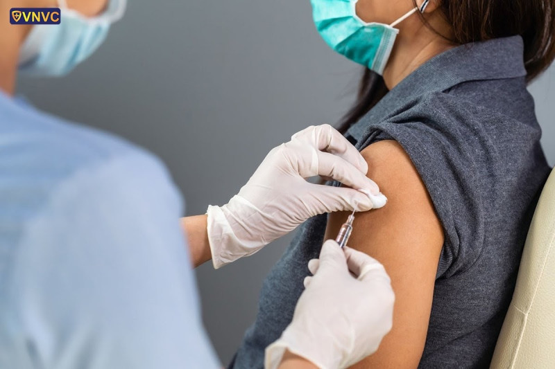 Tiêm vaccine miễn dịch cho biến chủng delta