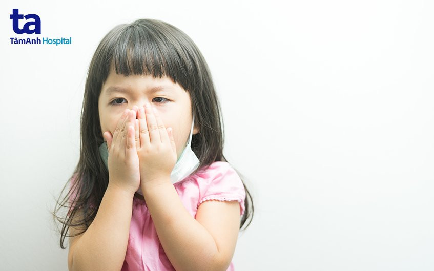Triệu chứng viêm phế quản phổi: Ho nhiều không dứt là triệu chứng thường gặp khi bị viêm phế quản phổi