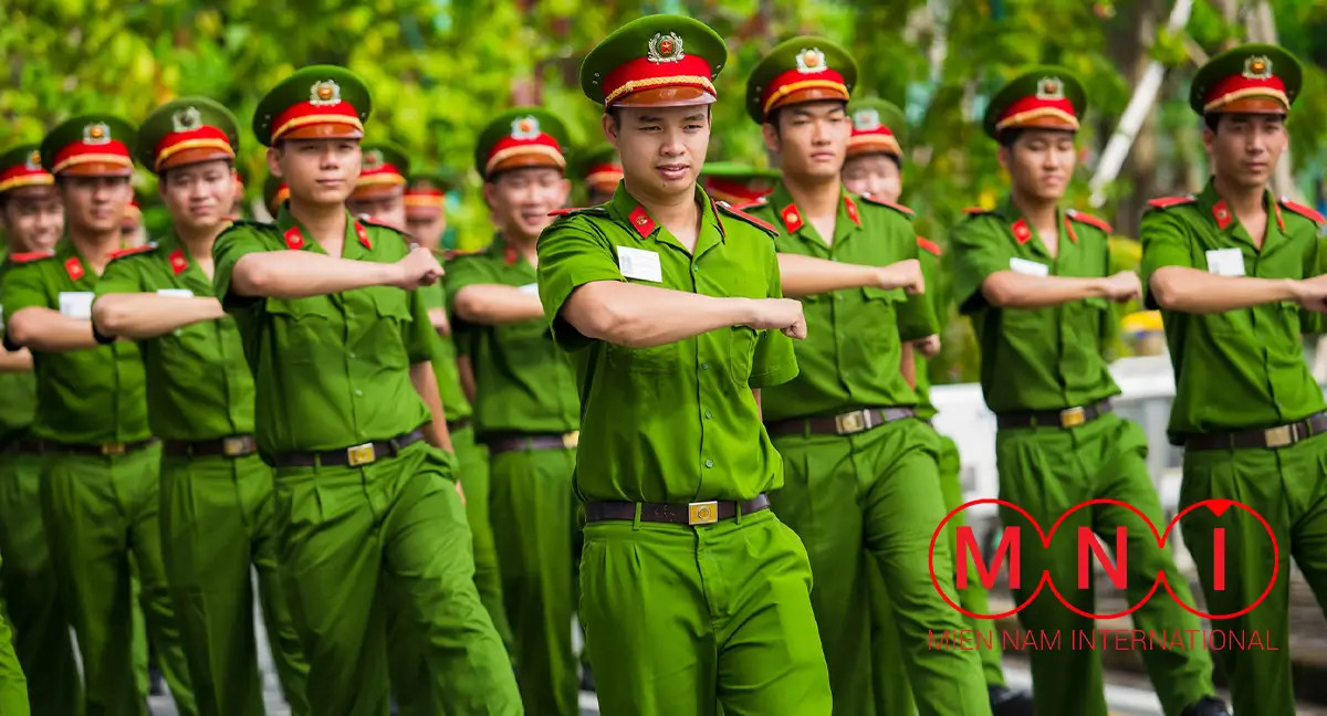 Một trinh sát viên cải trang để thu thập thông tin, một kỹ năng quan trọng trong công tác trinh sát.