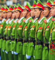 Trinh sát viên sử dụng các phương tiện kỹ thuật hiện đại để thu thập thông tin, một yếu tố quan trọng trong hoạt động trinh sát.
