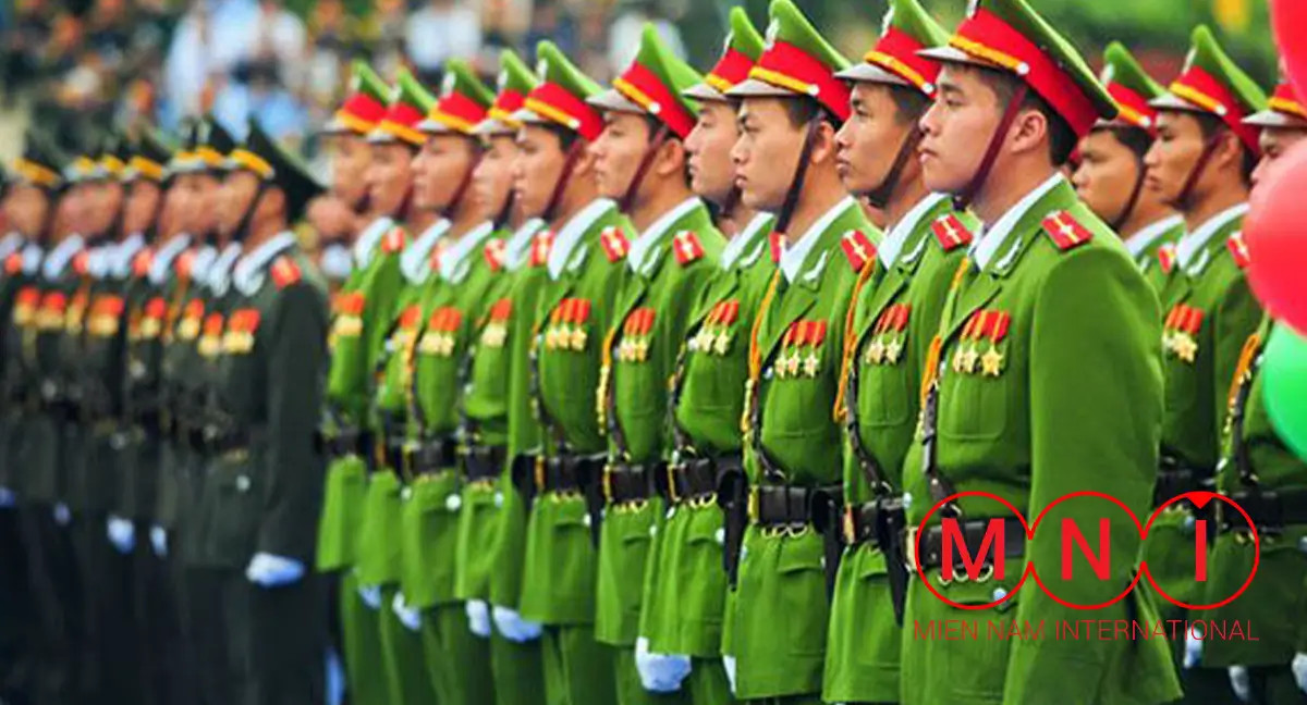 Trinh sát viên sử dụng các phương tiện kỹ thuật hiện đại để thu thập thông tin, một yếu tố quan trọng trong hoạt động trinh sát.