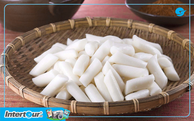 Bánh gạo tteokbokki tươi ngon, nguyên liệu chính để tạo nên món ăn hấp dẫn