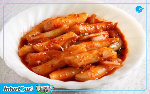 Tteokbokki sốt gochujang cay nồng, món ăn không thể thiếu của ẩm thực Hàn Quốc