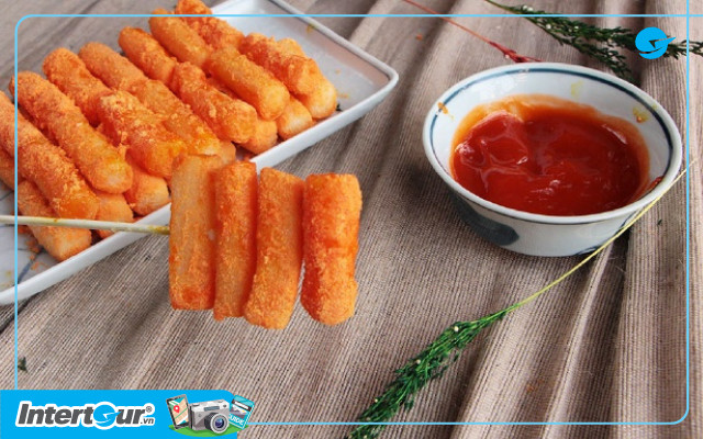 Tteokbokki được bày bán trên đường phố, món ăn quen thuộc của người dân Hàn Quốc