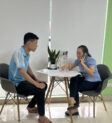 Nhân viên Bộ phận Bảo lãnh viện phí của bệnh viện Phụ Sản Hà Nội hỗ trợ người bệnh