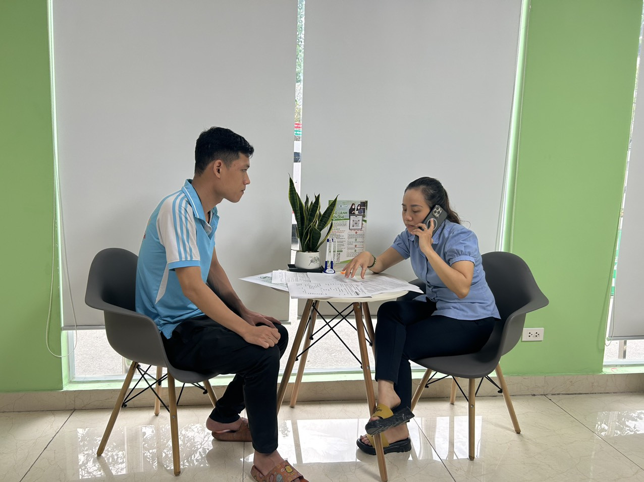 Nhân viên Bộ phận Bảo lãnh viện phí của bệnh viện Phụ Sản Hà Nội hỗ trợ người bệnh