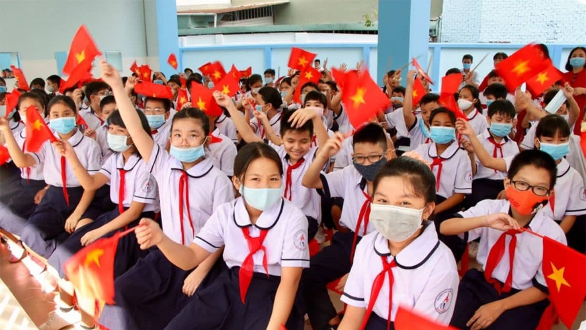 Bữa ăn trưa tại một trường học ở Mỹ, với nhiều loại rau xanh, trái cây và thực phẩm lành mạnh