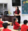 Học sinh dọn dẹp lớp học trong ngày tựu trường, tạo môi trường học tập sạch sẽ và thân thiện