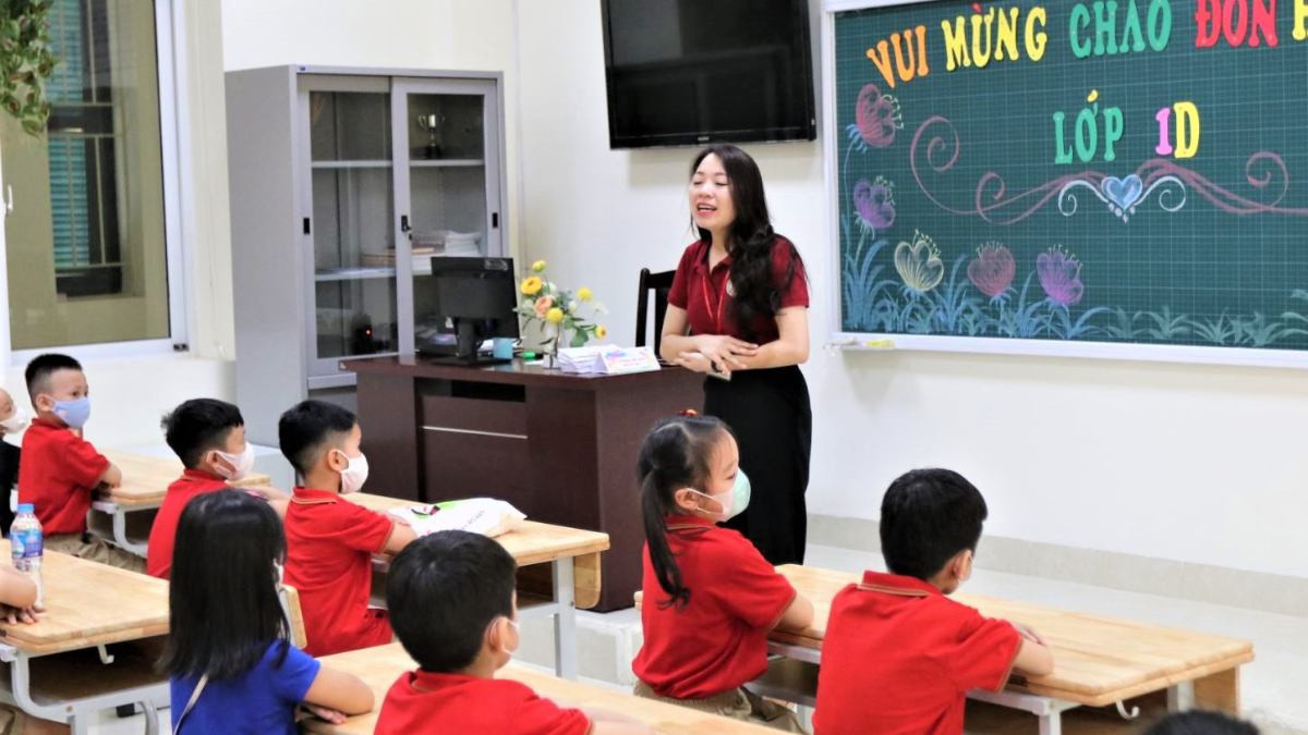 Học sinh dọn dẹp lớp học trong ngày tựu trường, tạo môi trường học tập sạch sẽ và thân thiện