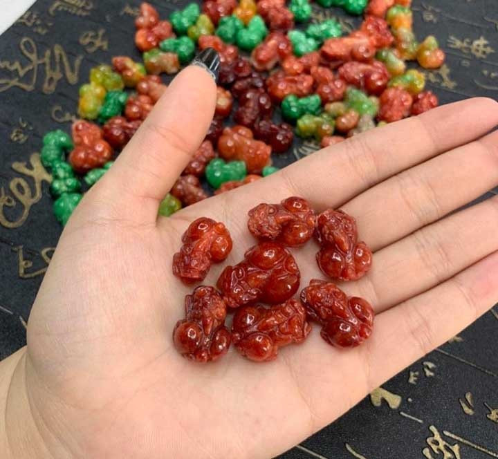 Tỳ hưu màu đỏ, hồng, tím mang lại may mắn và năng lượng tích cực cho người mệnh Hỏa.
