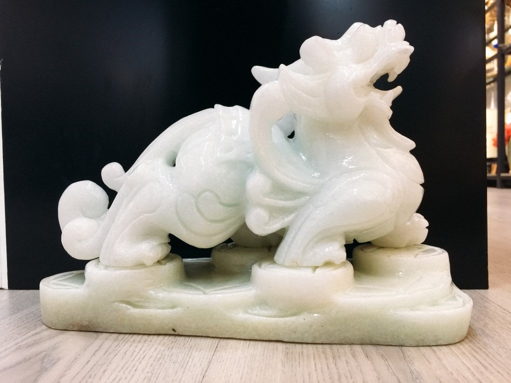 Tỳ hưu màu trắng hợp với người mệnh Kim, mang lại sự tinh khiết và hòa hợp.