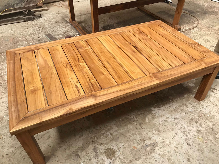 Bàn ghế gỗ Teak được sử dụng trong không gian ngoài trời, mang đến vẻ đẹp tự nhiên và sang trọng