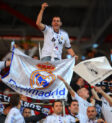 Cổ động viên Real Madrid hát vang "Hala Madrid" trên khán đài