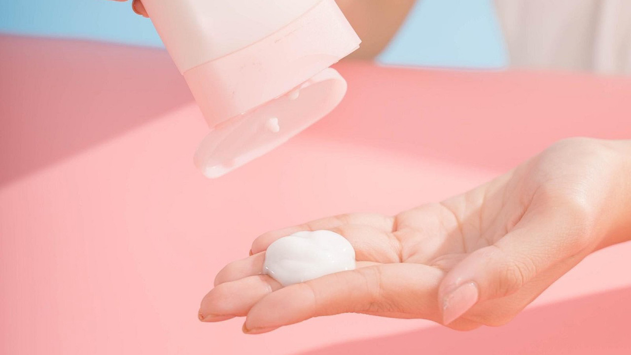 Dưỡng ẩm môi bằng vaseline giúp môi mềm mại