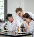 Học sinh IGCSE trong giờ học nhóm