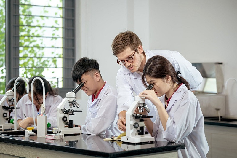 Học sinh IGCSE trong giờ học nhóm