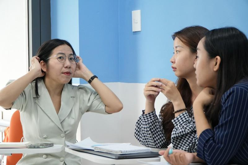 Elicit từ vựng bằng hình ảnh: giáo viên vẽ để gợi ý từ skyscraper
