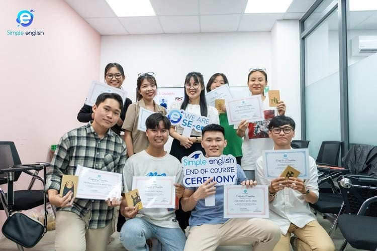 Học viên lớp Ms. Sang nhận chứng chỉ tiếng Anh sau khi kết thúc khóa học tại Simple