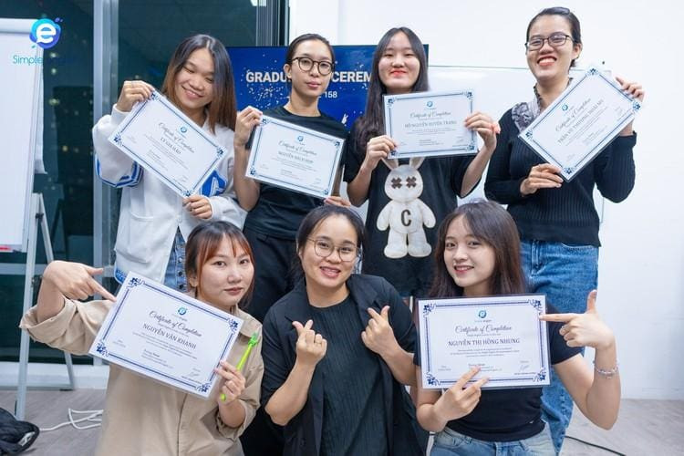 Các học viên tốt nghiệp khóa tiếng Anh A2 - Pre-Intermediate tại Simple